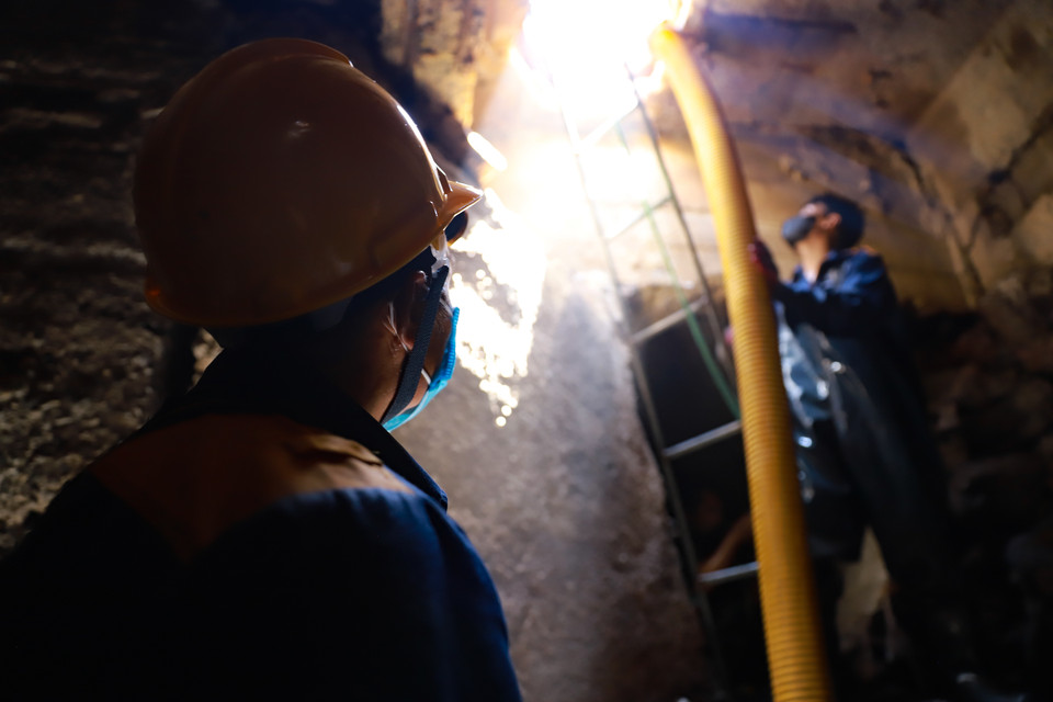 Một chiếc thang sắt sẽ được bắc từ trên mặt đường xuống lòng cống. Men theo đây, các công nhân sẽ tụt xuống để làm nhiệm vụ. (Ảnh: Hoài Nam/Vietnam+)