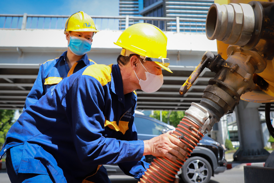 Trong giai đoạn mùa mưa, việc thanh thải dòng chảy, giảm bớt lượng bùn, rác trong lòng cống tại Hà Nội là rất quan trọng, bảo đảm khi có mưa xảy ra thì nước có thể thoát nhanh chóng nhất. (Ảnh: Hoài Nam/Vietnam+)
