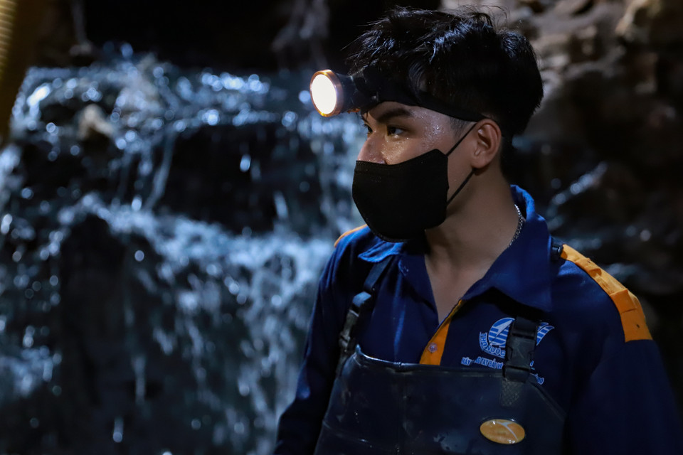 Còn ‘Hiếu lính mới’ đã đẫm mồ hôi chỉ sau 30 phút làm việc. Anh chia sẻ: ‘Tuy có vất vả và chưa thành thạo như ‘lão làng’ nhưng tôi cố gắng hoàn thành nhiệm vụ được giao vì mùa mưa bão sắp đến rồi.’ (Ảnh: Hoài Nam/Vietnam+)