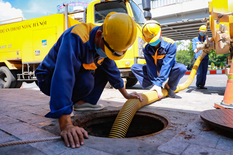 Theo chia sẻ của ông Nguyễn Thành Dương, Phó Giám đốc Xí nghiệp thi công Cơ giới Xây lắp, các tuyến cống ùn tắc nghiêm trọng tại các khu đang xây dựng, dân cư đông nên phế thải rất nhiều dưới cống ngầm. (Ảnh: Hoài Nam/Vietnam+)