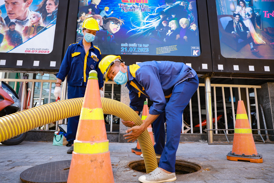 Xí nghiệp thi công Cơ giới Xây lắp sẽ nạo vét toàn bộ quận huyện trên toàn Thành phố Hà Nội để chống ngập úng ngập cục bộ nếu mưa lớn xảy ra. Nước mưa sẽ nhanh chóng thoát về các điểm thoát ở hạ lưu, trạm bơm Yên Sở. (Ảnh: Hoài Nam/Vietnam+)