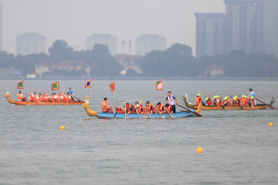 Giải đấu chia làm 4 nhóm đội, bao gồm nhóm đội mạnh từ các tỉnh, nhóm các quận/huyện thị xã và nhóm các thành viên yêu thích môn đua thuyền. (Ảnh: Hoài Nam/Vietnam+)