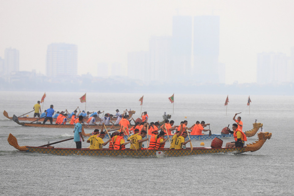 Dù cơn mưa nặng hạt nhưng với tinh thần thi đấu cao, các đội vẫn cạnh tranh từng mét, ai nấy cũng đều thi đấu hết sức mình. (Ảnh: Hoài Nam/Vietnam+)