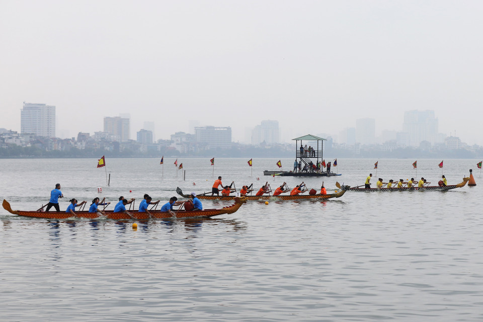 Ngày 9/10/2022, Giải Bơi chải thuyền rồng Hà Nội mở rộng năm 2022 đã chính thức diễn ra trên mặt nước Hồ Tây dọc trục đường Thanh Niên, phố Nguyễn Đình Thi (Tây Hồ, Hà Nội). (Ảnh: Hoài Nam/Vietnam+)