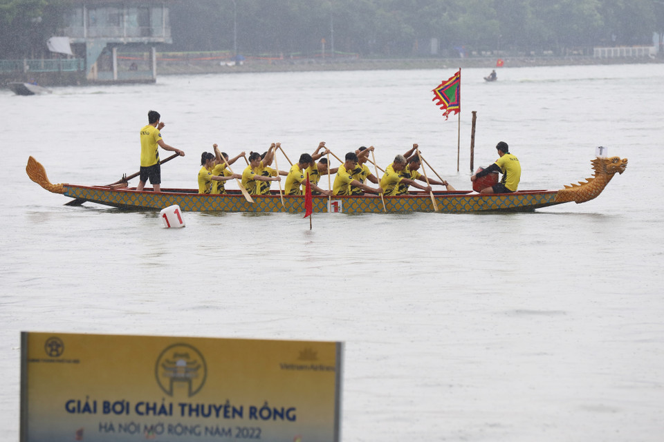 Khoảng 9 giờ sáng, các đội đua thuyền đã sẵn sàng vào vị trí trong cuộc đua cạnh tranh trên mặt nước Hồ Tây. (Ảnh: Hoài Nam/Vietnam+)