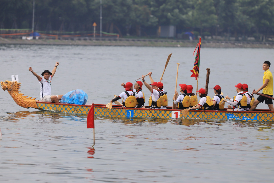 Niềm vui của những đội về đầu tiên trong đoàn đua, nụ cười rạng rỡ đan xen với tiếng reo hò náo nhiệt từ các cổ động viên. (Ảnh: Hoài Nam/Vietnam+)