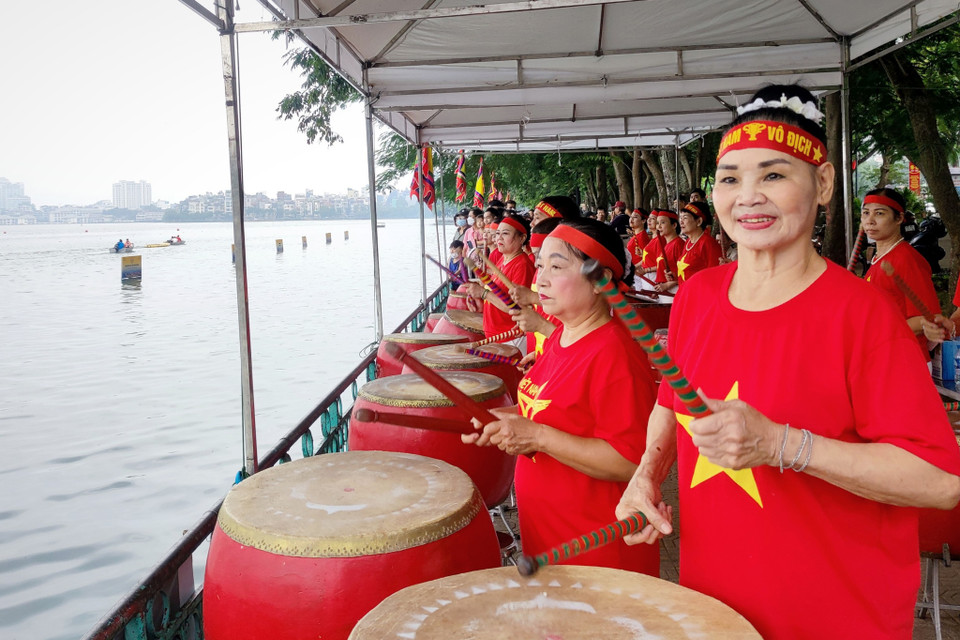 Giải đấu nhận được sự chờ đón và cổ vũ nhiệt tình từ các cổ động viên. Đây cũng là hoạt động thiết thực chào mừng kỷ niệm 68 năm Ngày Giải phóng Thủ đô 10/10. (Ảnh: Hoài Nam/Vietnam+)