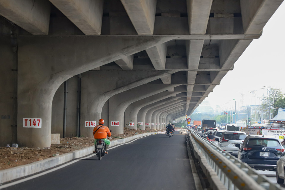 Từ đầu năm 2023, phần dải phân cách đường Nguyễn Xiển (nằm phía bên dưới đường vành đai 3) đã được thiết kế, thi công lại để mở thêm 1 làn đường mới. Đến khoảng giữa tháng 3/2023, phần đường mở rộng phía bên trong do xén dải phân cách đã được làm xong nhưng từ đó đến nay vẫn chưa được sử dụng. (Ảnh: Hoài Nam/Vietnam+)