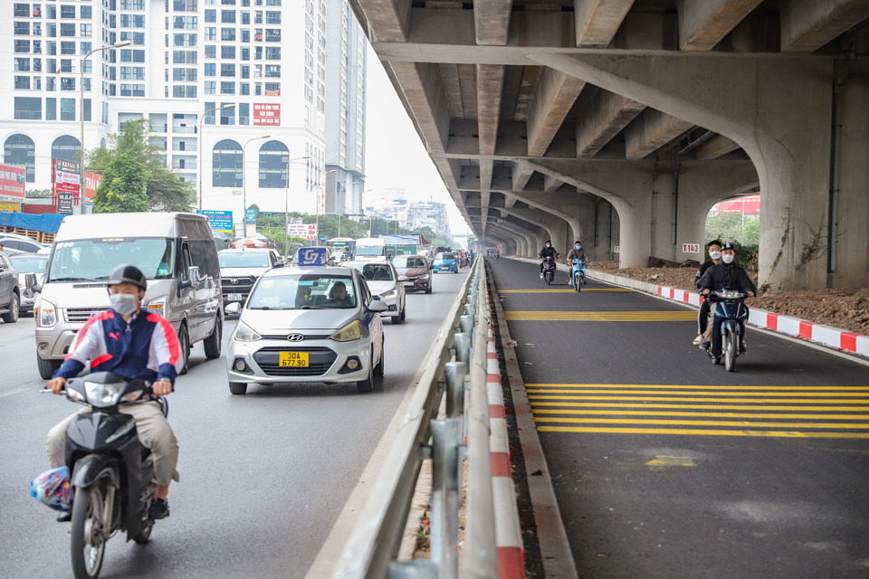 Làn đường mới này kéo dài từ điểm quay đầu ngã tư Khuất Duy Tiến đến nút giao Nguyễn Xiển rẽ vào đại lộ Chu Văn An và tách biệt với làn đường cũ bằng giải phân cách cứng. (Ảnh: Hoài Nam/Vietnam+)