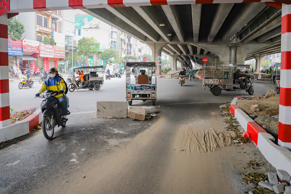 Mặc dù chưa được phép lưu thông tại làn đường mới này nhưng một số bộ phân người dân đã tự ý phá các ụ bê tông để di chuyển tránh ùn tắc. (Ảnh: Hoài Nam/Vietnam+)