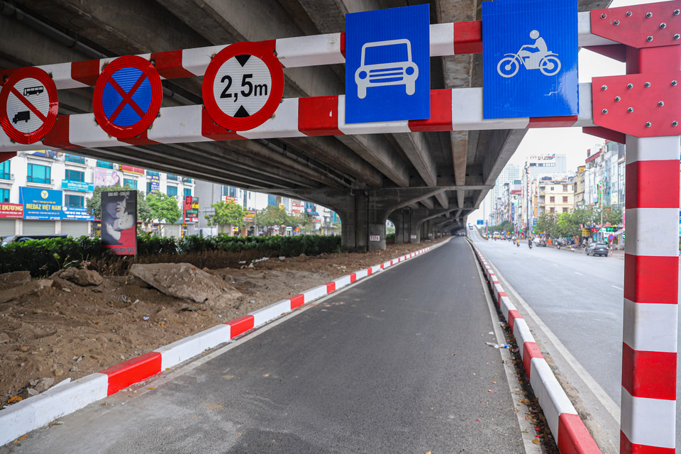 Làn mở rộng trên đường Nguyễn Xiển sẽ giới hạn chiều cao và hạn chế phương tiện lưu thông. (Ảnh: Hoài Nam/Vietnam+)