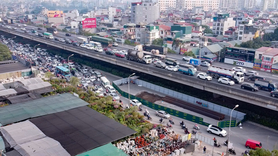 Nhiều tháng qua, phương tiện lưu thông trên đường Nguyễn Xiển (Hà Nội) gặp khó khăn khi trên đoạn đường dài hơn 1 km có những lô cốt tôn chiếm 2/3 mặt đường. Vì vậy, tuyến đường huyết mạch này luôn trong cảnh ùn tắc vào giờ cao điểm. (Ảnh: Hoài Nam/Vietnam+)