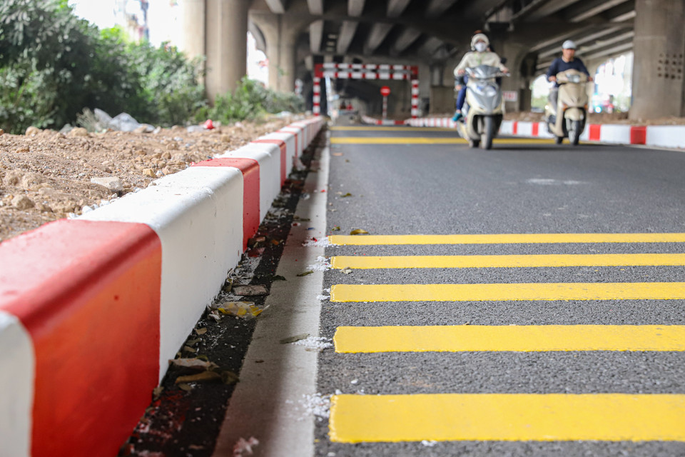 Các hạng mục hệ thống đèn chiếu sáng, dải phân cách, biển báo, sơn, vạch kẻ đường đang dần được hoàn thiện. (Ảnh: Hoài Nam/Vietnam+)