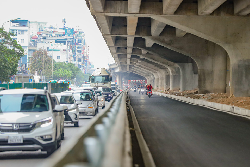 Người dân chen chúc phía đường cũ trong khi đường mới vẫn chưa thể sử dụng. (Ảnh: Hoài Nam/Vietnam+)