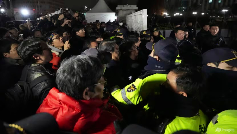 Các nghị sĩ phe đối lập đã kéo tới Quốc hội nhưng bị cảnh sát chặn lại (Nguồn: AP)