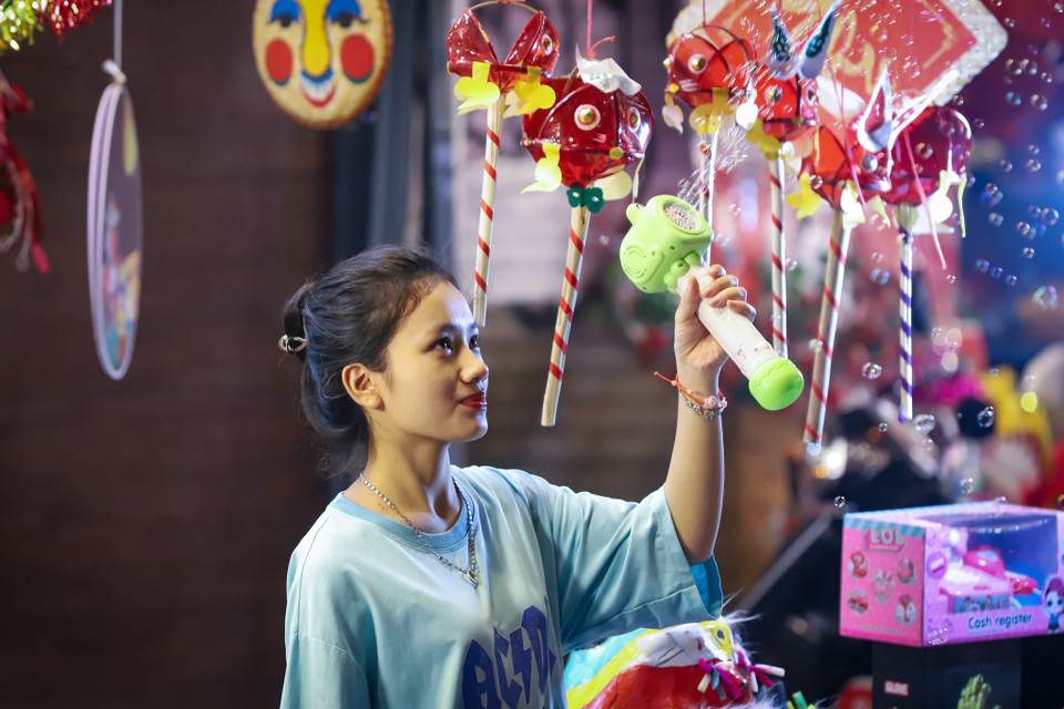 Trong không khí của mùa Thu Hà Nội, con phố Hàng Mã lung linh sắc màu, trở thành nơi lý tưởng của nhiều bạn trẻ, cũng bởi vậy mà khu phố đông đúc với không khí náo nhiệt hơn hẳn ngày thường. (Ảnh: Hoài Nam/Vietnam+)