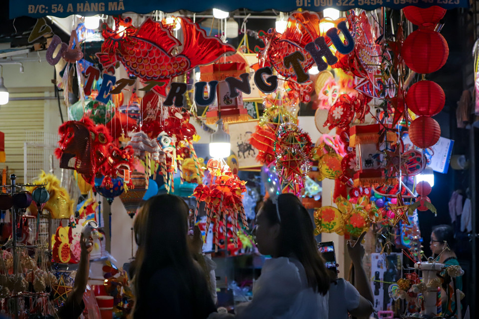 Không khí trăng rằm đã tràn ngập khắp các con phố. Các cửa hàng đã bày biện những món đồ chơi, những món đồ trang trí rực rỡ, khiến con phố Hàng Mã lung linh và ấn tượng hơn bao giờ hết. (Ảnh: Hoài Nam/Vietnam+)