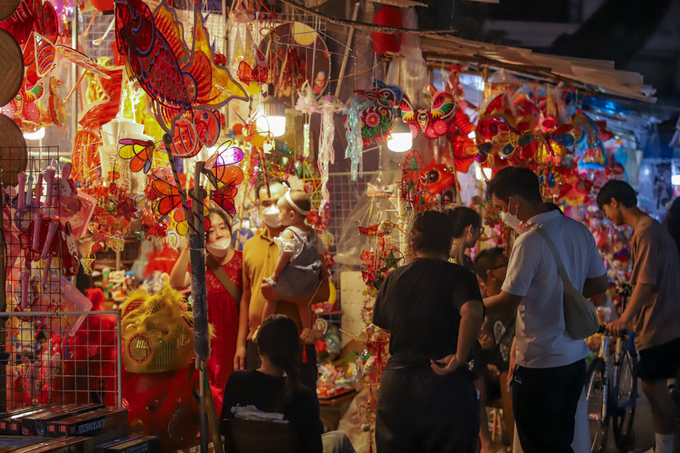 Tối 29/9, con phố Hàng Mã (Hoàn Kiếm, Hà Nội) đã được thắp sáng bởi hàng nghìn chiếc đèn lồng, đèn ông sao và vô vàn đồ chơi thiếu nhi, đồ trang trí Trung thu bắt mắt. (Ảnh: Hoài Nam/Vietnam+)