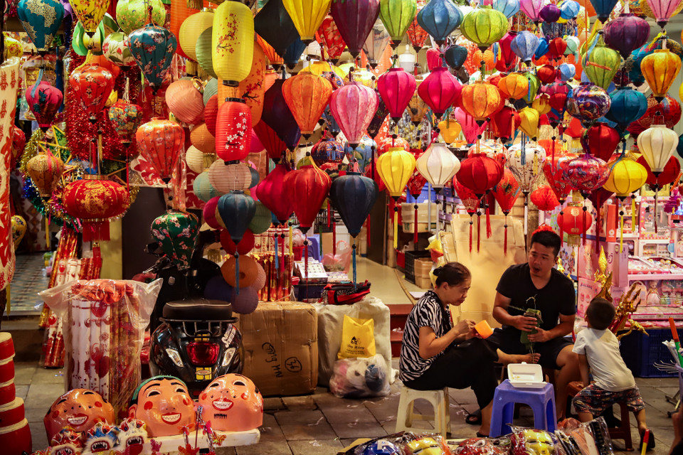 Trung thu năm nay các mặt hàng đồ chơi được bày bán trên phố Hàng Mã cũng đa dạng hơn về mẫu mã, mới lạ hơn về phong cách, kiểu dáng. (Ảnh: Hoài Nam/Vietnam+)
