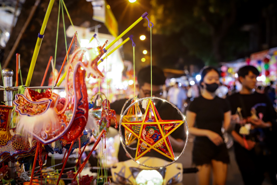 Các mặt hàng đồ chơi truyền thống như đèn ông sao, mặt nạ… được bày bán ở phố Hàng Mã, tạo khung cảnh lung linh, rực rỡ sắc màu. (Ảnh: Hoài Nam/Vietnam+)