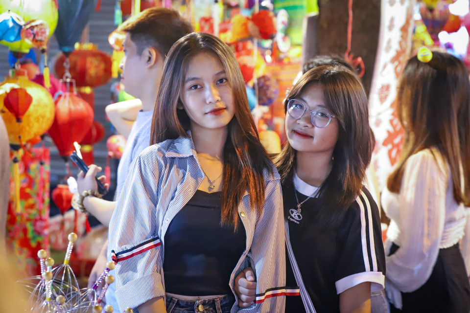 Dương Thùy Linh (Hà Nội) cho biết: ‘Không khí trên Hàng Mã dịp lễ Trung thu nói riêng và các dịp lễ khác rất đông vui, mình rất thích không khí nhộn nhịp ở đây.’ (Ảnh: Hoài Nam/Vietnam+)