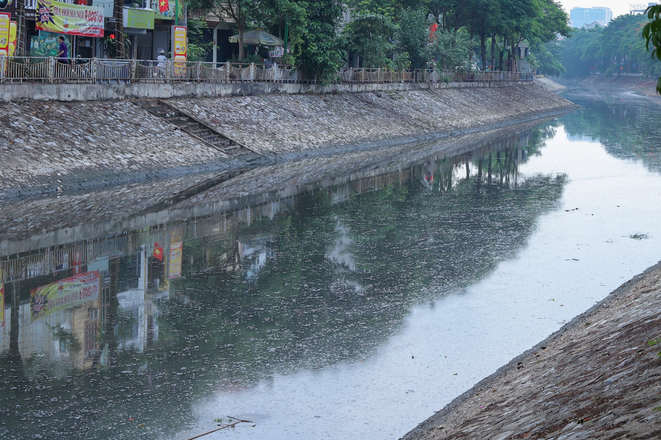 Sông Lừ cũng không thoát khỏi cảnh ô nhiễm trầm trọng. Chiều dài khoảng 10 km với dòng nước đen ngòm chảy qua nhiều quận, phường ở Hà Nội. (Ảnh: Hoài Nam/Vietnam+)