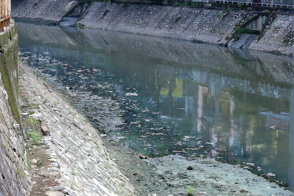 Hình ảnh váng dầu đóng thành từng mảng, trôi lềnh phềnh kéo dài suốt chiều dài sông Sét (quận Hoàng Mai) đã trở nên quá quen thuộc với những người dân sống xung quanh con sông này. (Ảnh: Hoài Nam/Vietnam+)