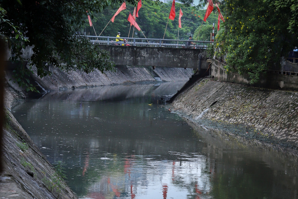 Hệ quả việc xả rác , cũng như nước thải chưa qua xử lý, được xả thẳng xuống lòng sông khiến tình trạng ô nhiễm nguồn nước của sông Sét ngày càng nghiêm trọng. (Ảnh: Hoài Nam/Vietnam+)
