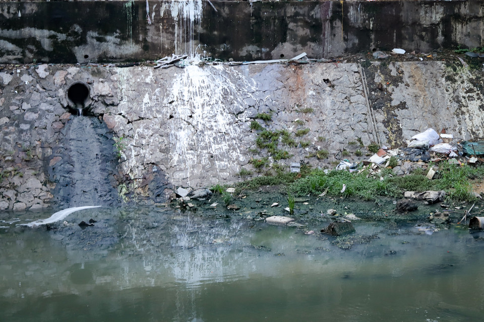 Tuy nhiên con sông này luôn trong tình trạng ô nhiễm nặng nề do nước thải chưa được xử lý đổ ra mỗi ngày. (Ảnh: Hoài Nam/Vietnam+)