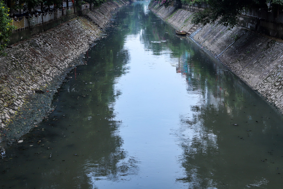 Sông Kim Ngưu kéo dài từ ngã tư Lò Đúc - Trần Khát Chân (quận Hai Bà Trưng) và kéo dài đến khu vực Yên Sở (Hoàng Mai). (Ảnh: Hoài Nam/Vietnam+)
