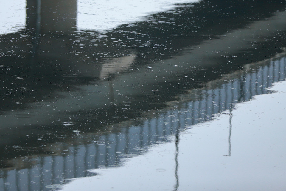 Người dân sinh sống quanh khu vực này không còn quá xa lạ với màu nước đen ngòm và mùi khó chịu từ sông Tô Lịch bốc lên bất kể trời nắng hay mưa. (Ảnh: Hoài Nam/Vietnam+)