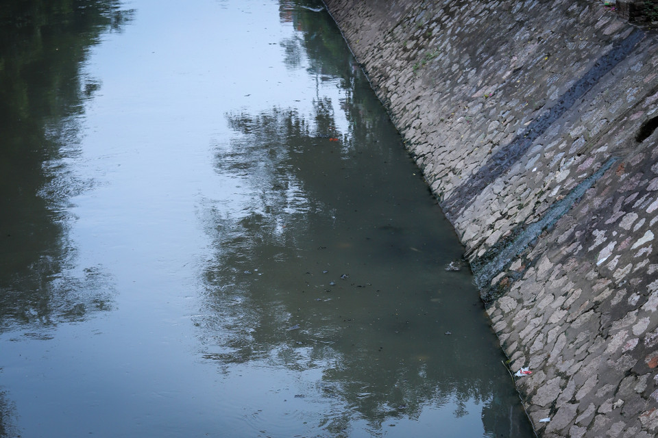 Đây là một trong những con sông đóng vai trò quan trọng trong hệ thống thoát nước thải của thành phố Hà Nội. (Ảnh: Hoài Nam/Vietnam+)