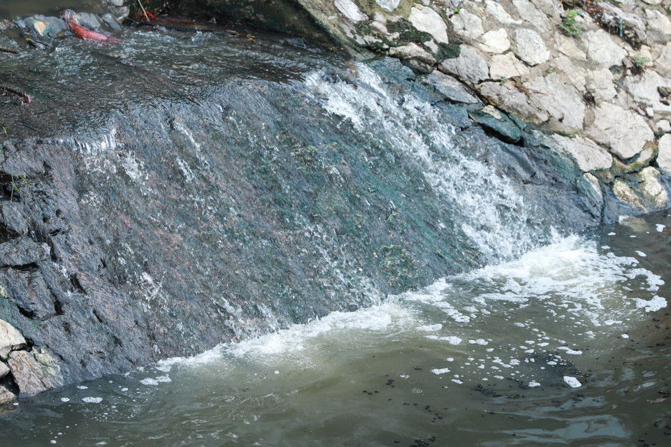 Mỗi ngày, có hơn 300 cống xả thải được xả trực tiếp xuống lòng sông Tô Lịch. (Ảnh: Hoài Nam/Vietnam+)