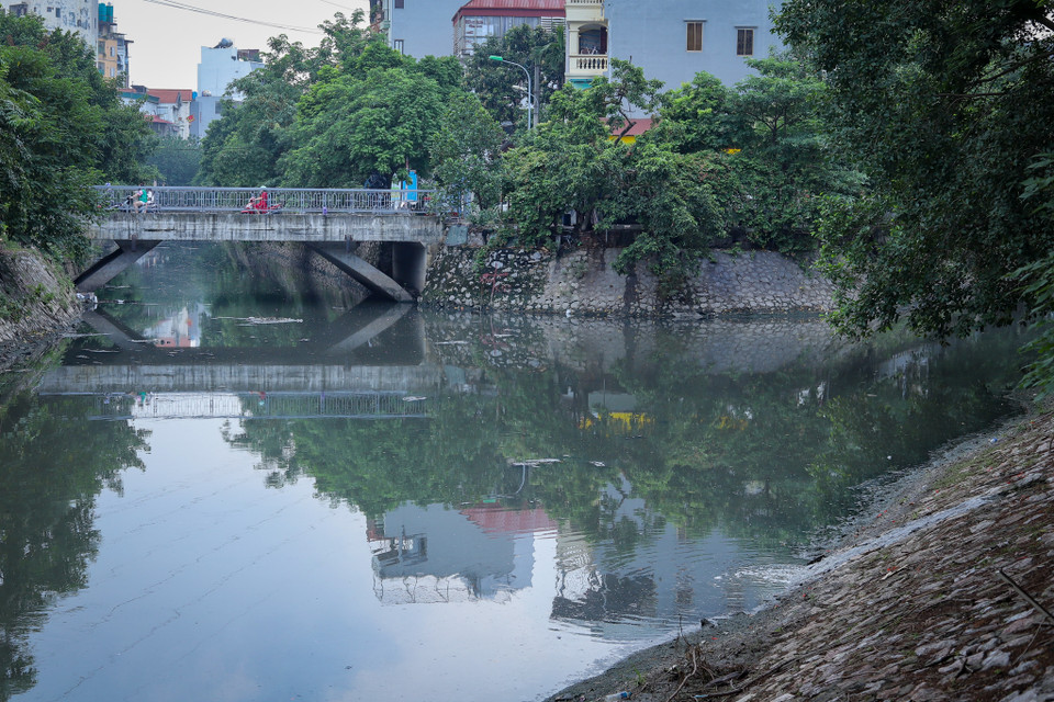 Thời gian tới, Thành phố Hà Nội tiếp tục thực hiện các dự án thu gom và xử lý nước thải theo quy hoạch và giao Sở Tài nguyên và Môi trường thực hiện Đề án ‘Phục hồi chất lượng môi trường và phát triển hệ thống 4 sông nội đô Tô Lịch, Kim Ngưu, Lừ, Sét.’ (Ảnh: Hoài Nam/Vietnam+)