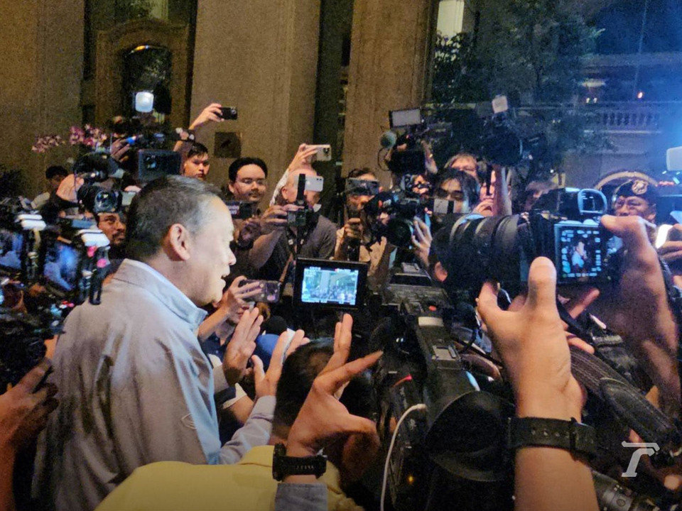 Thủ tướng Thái Lan Srettha Thavisin trả lời phỏng vấn báo giới, sự việc gây chấn động Bangkok.