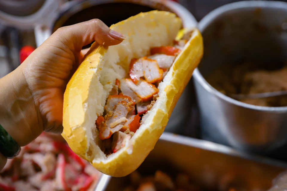 Bánh mỳ Việt Nam thuở ban đầu chỉ được kẹp với thịt và một số gia vị, không có rau. (Ảnh: Hoài Nam/Vietnam+)