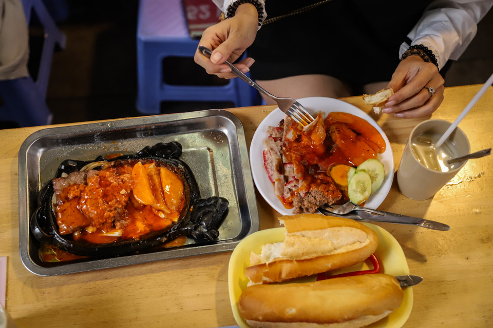 Ẩm thực Việt Nam ngày càng ghi dấu rõ nét trên bản đồ thế giới với đa dạng món ăn đặc trưng, sự kết hợp khéo léo trong hương vị cùng với sự hài hòa trong màu sắc đã hấp dẫn du khách trong và ngoài nước; đồng thời, được các chuyên gia, tạp chí uy tín nước ngoài đánh giá cao. (Ảnh: Hoài Nam/Vietnam+)