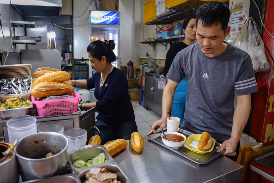 Có một số tiệm bánh lâu đời với những công thức đặc biệt ngon, nức tiếng gần xa và trở thành những ‘cây cổ thụ’ ẩm thực trong làng bánh mỳ đường phố. (Ảnh: Hoài Nam/Vietnam+)
