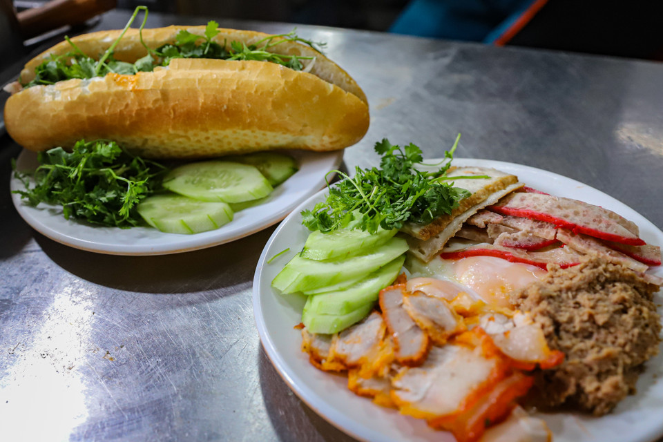 Không chỉ đẹp về hình thức, mùi vị của bánh mỳ kẹp Việt Nam mới là điểm hấp dẫn ấn tượng với thực khách. Đó là lớp vỏ bánh nóng giòn bên ngoài, sự đậm đà của lớp thịt bên trong và vị chua độc đáo của những loại rau quả tươi hoặc đã được trộn theo kiểu salad. (Ảnh: Hoài Nam/Vietnam+)