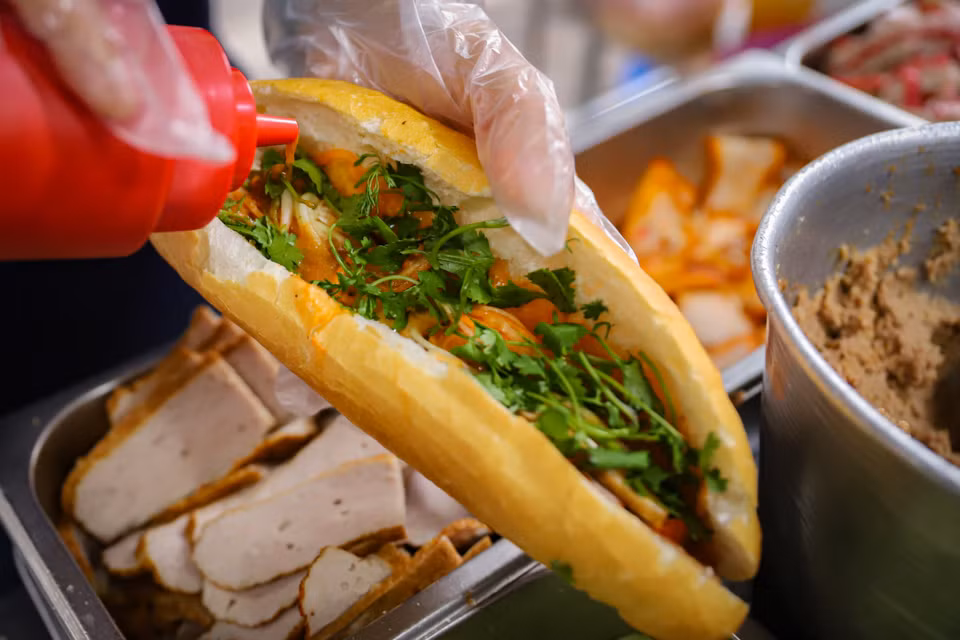 TasteAtlas đã xếp bánh mỳ Việt Nam đứng thứ 7 trong top 50 món ăn đường phố ngon nhất thế giới. (Ảnh: Hoài Nam/Vietnam+)