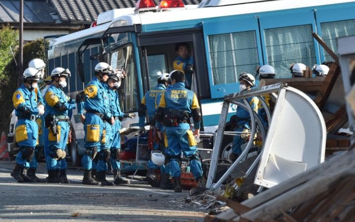 Lực lượng cứu hộ đã làm việc xuyên đêm để tìm kiếm những người được cho là bị mắc kẹt trong các đống đổ nát. Ngoài ra, lính cứu hỏa cũng được điều động để dập tắt một số đám cháy có khả năng là do động đất gây ra. 