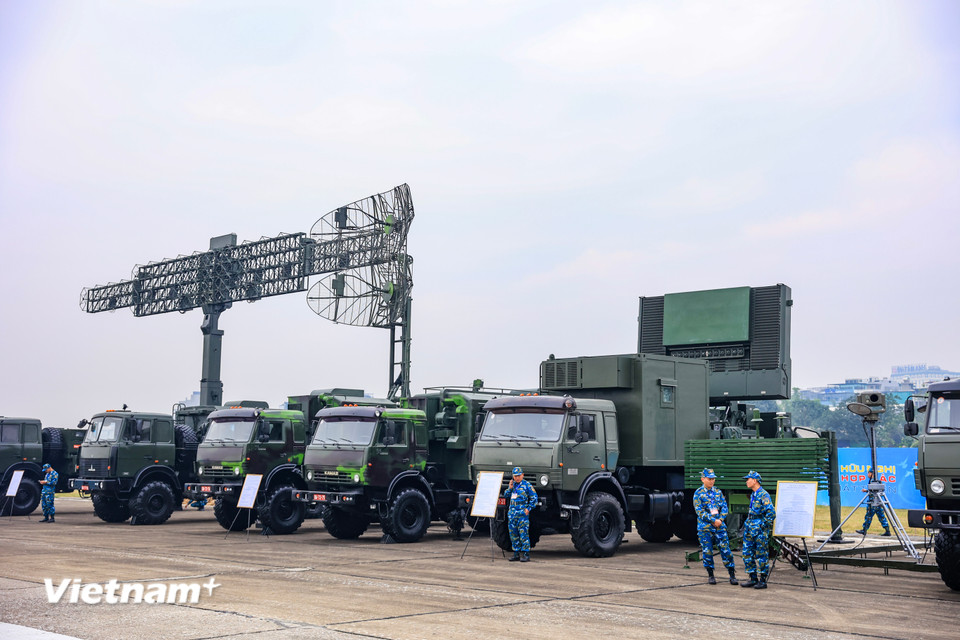 Khu vực trưng bày loạt radar của Tập đoàn Viễn thông Quân đội Vietel, trong đó có loại phát hiện được máy bay tàng hình. (Ảnh: Hoài Nam/Vietnam+)