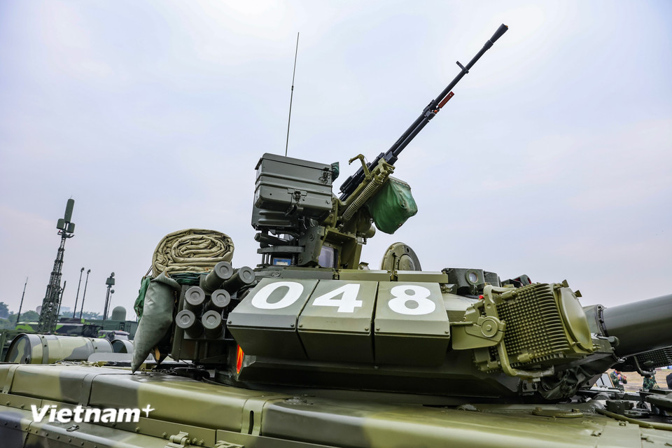T-90 là một trong những dòng xe tăng chiến đấu chủ lực hàng đầu trên thế giới. Ngoài hỏa lực mạnh và hệ thống giáp bảo vệ đa lớp, xe tăng T-90 còn có khả năng cơ động cao khi có thể đạt tốc độ tối đa lên tới 60km/giờ với dự trữ hành trình khoảng 550km. (Ảnh: Hoài Nam/Vietnam+)