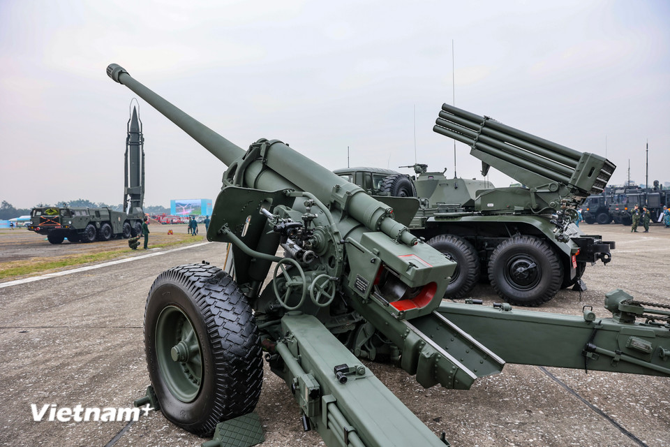 Với số lượng lớn vũ khí, trang bị kỹ thuật cùng chủng loại đa dạng, triển lãm hứa hẹn sẽ có nhiều bất ngờ, thu hút nhiều sự quan tâm của các đối tác cũng như khách tham quan. (Ảnh: Hoài Nam/Vietnam+)