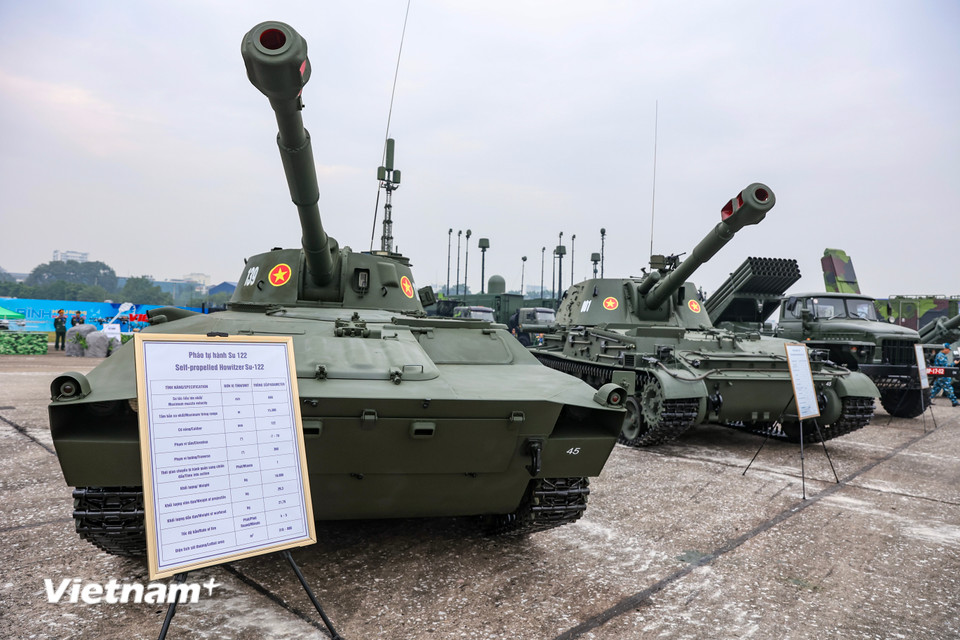 Xe tăng chiến đấu chủ lực T-90S/SK của Quân đội nhân dân Việt Nam góp mặt cùng xe tăng T-62 các loại pháo tự hành, xe chiến đấu bộ binh, xe cơ giới tại khu trưng bày ngoài trời ở Triển lãm Quốc phòng Quốc tế Việt Nam 2024. (Ảnh: Hoài Nam/Vietnam+)