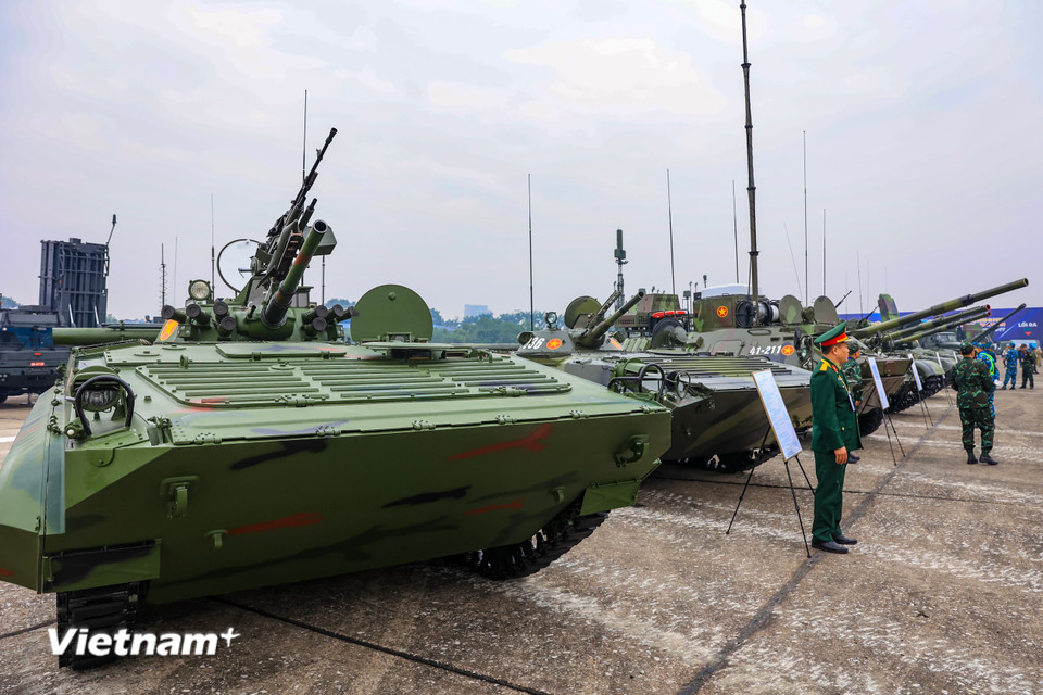 Bên cạnh đó là khối trưng bày các loại xe tăng, thiết giáp. (Ảnh: Hoài Nam/Vietnam+)