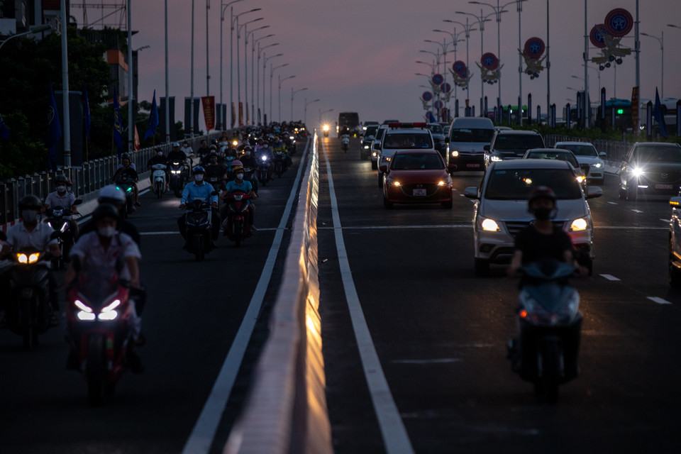 Anh Nguyễn Thế Bách ở Thạch Bàn (Long Biên, Hà Nội) cho biết: ‘Tôi thấy việc di chuyển rất thuận lợi khi có thêm cầu Vĩnh Tuy 2, đường rộng và chia thành nhiều làn xe.’ (Ảnh: Hoài Nam/Vietnam+)