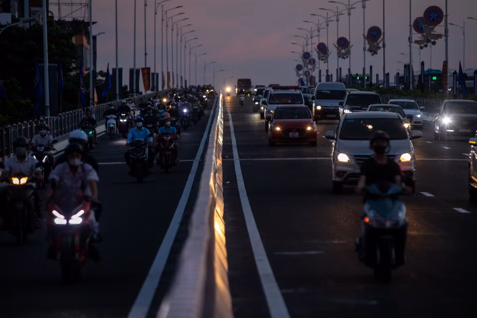 Anh Nguyễn Thế Bách ở Thạch Bàn (Long Biên, Hà Nội) cho biết: ‘Tôi thấy việc di chuyển rất thuận lợi khi có thêm cầu Vĩnh Tuy 2, đường rộng và chia thành nhiều làn xe.’ (Ảnh: Hoài Nam/Vietnam+)