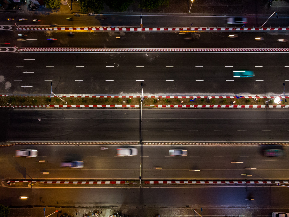 Cầu Vĩnh Tuy 2 được đưa vào sử dụng, gọi chung cầu Vĩnh Tuy (bao gồm hai cầu) sẽ là cầu có chiều rộng mặt cắt ngang lớn nhất Hà Nội với 8 làn ô tô. Đây là cây cầu đầu tiên tại Hà Nội có làn đường dành riêng cho xe buýt. (Ảnh: Hoài Nam/Vietnam+)