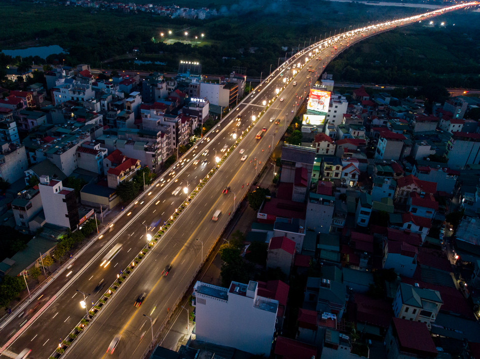 Sau hơn 2 năm thi công, cầu Vĩnh Tuy 2 chính thức thông xe vào khoảng 18 giờ 30 giờ ngày 30/8. Cầu Vĩnh Tuy 2 đưa vào hoạt động sẽ giảm tải cho cầu Vĩnh Tuy 1, tăng cường lưu thông giữa hai bên bờ sông Hồng. (Ảnh: Hoài Nam/Vietnam+)